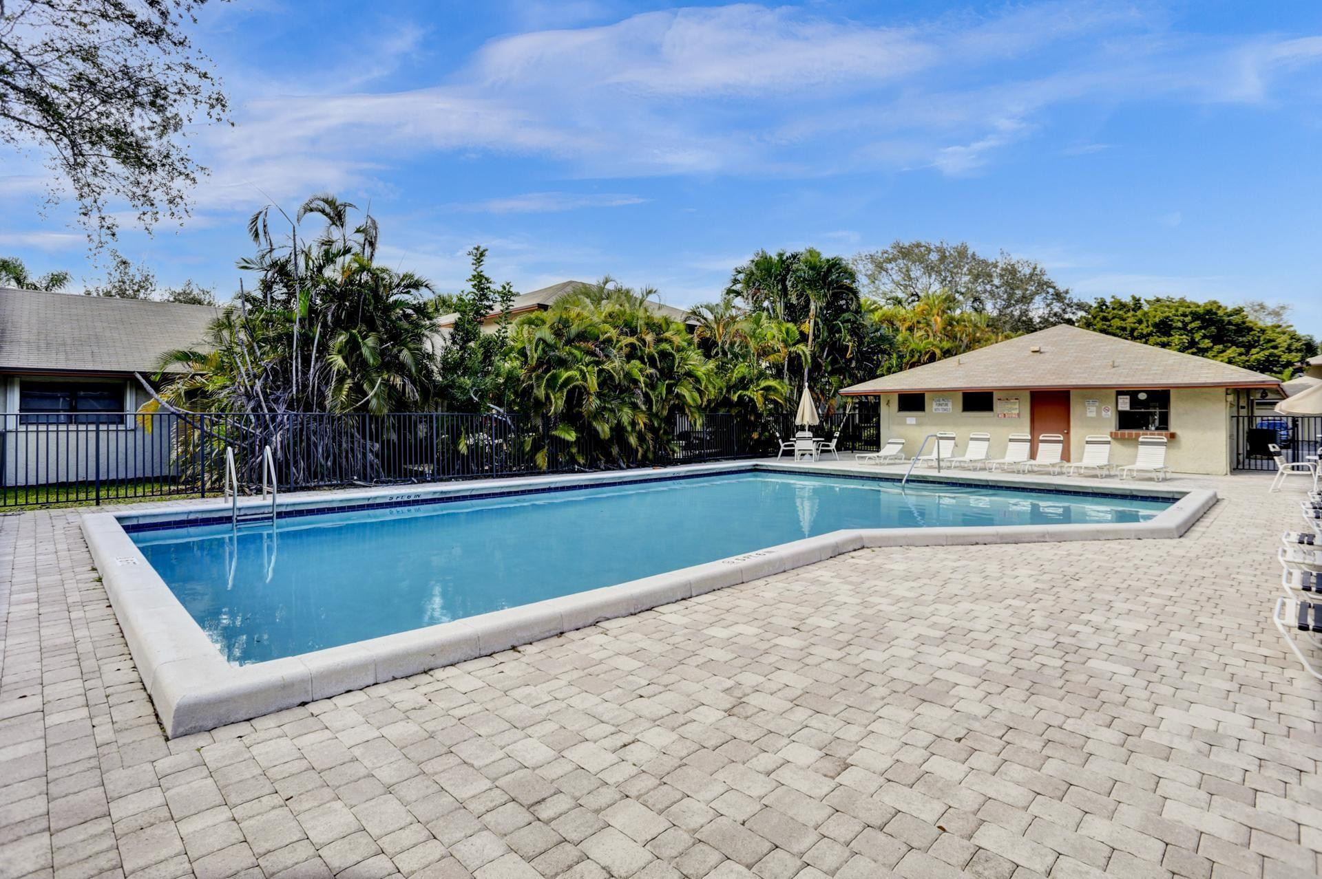 1821 NE 40th Court 307