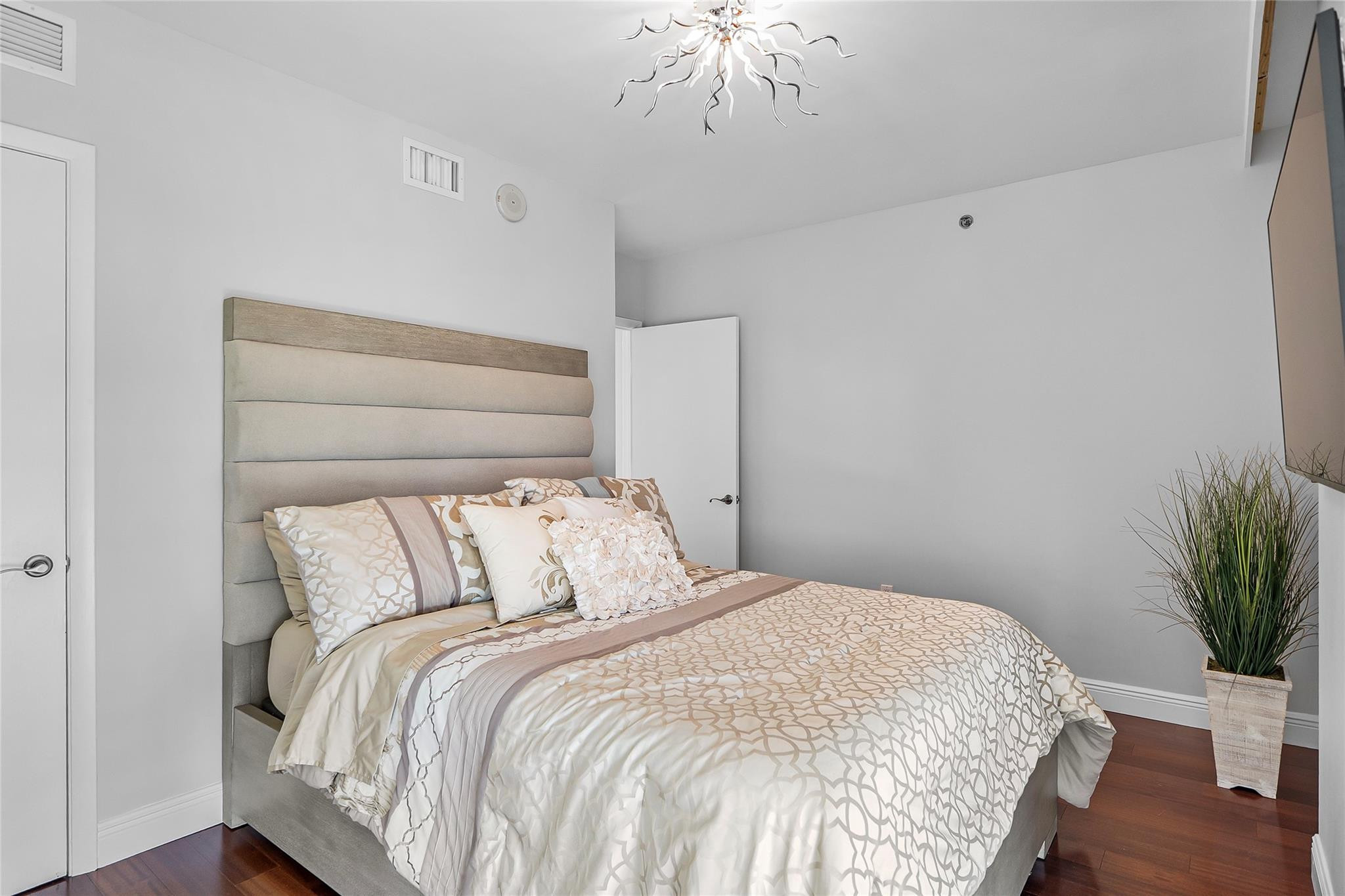 101 S Fort Lauderdale Beach Boulevard Unit: 907