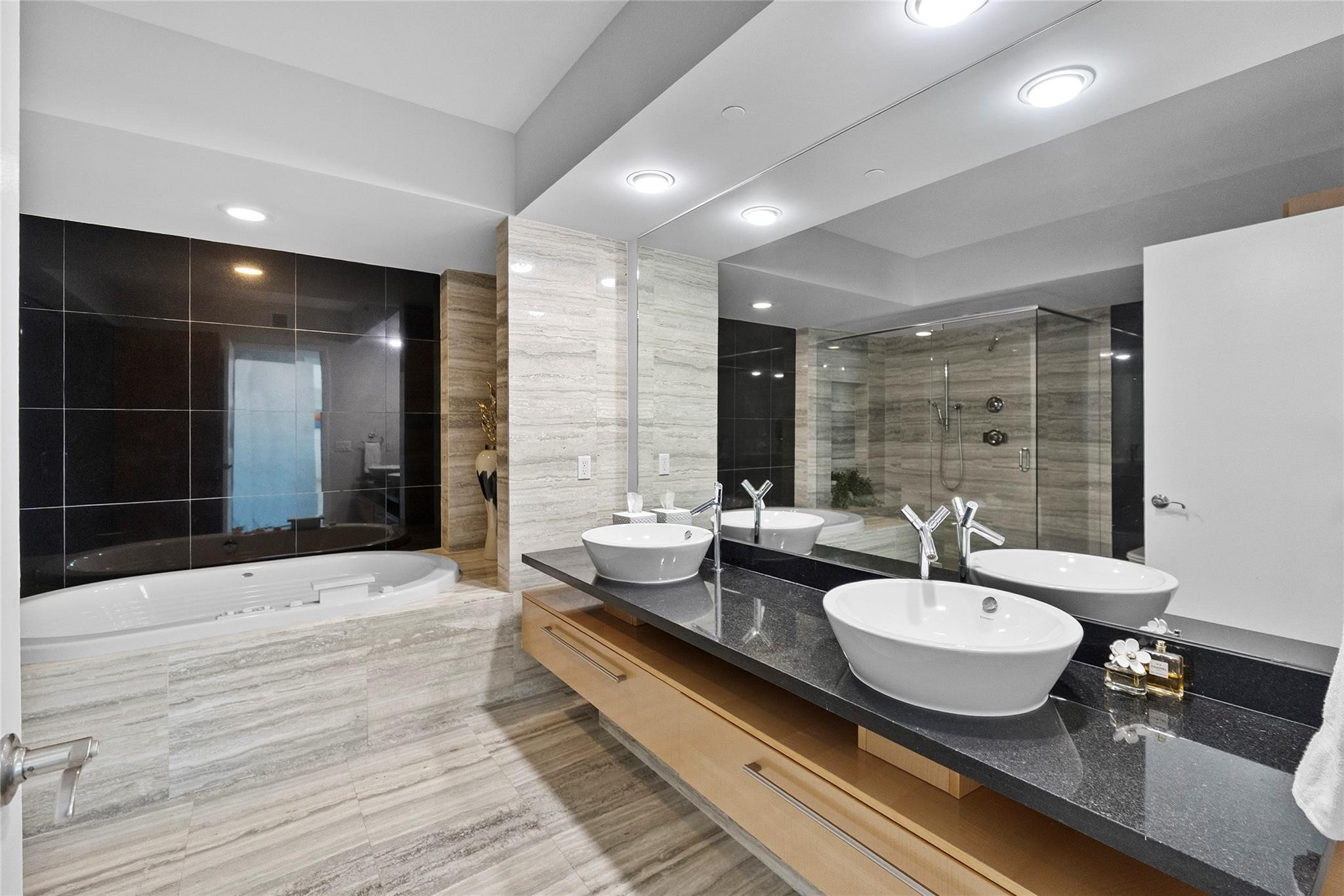 101 S Fort Lauderdale Beach Boulevard Unit: 907