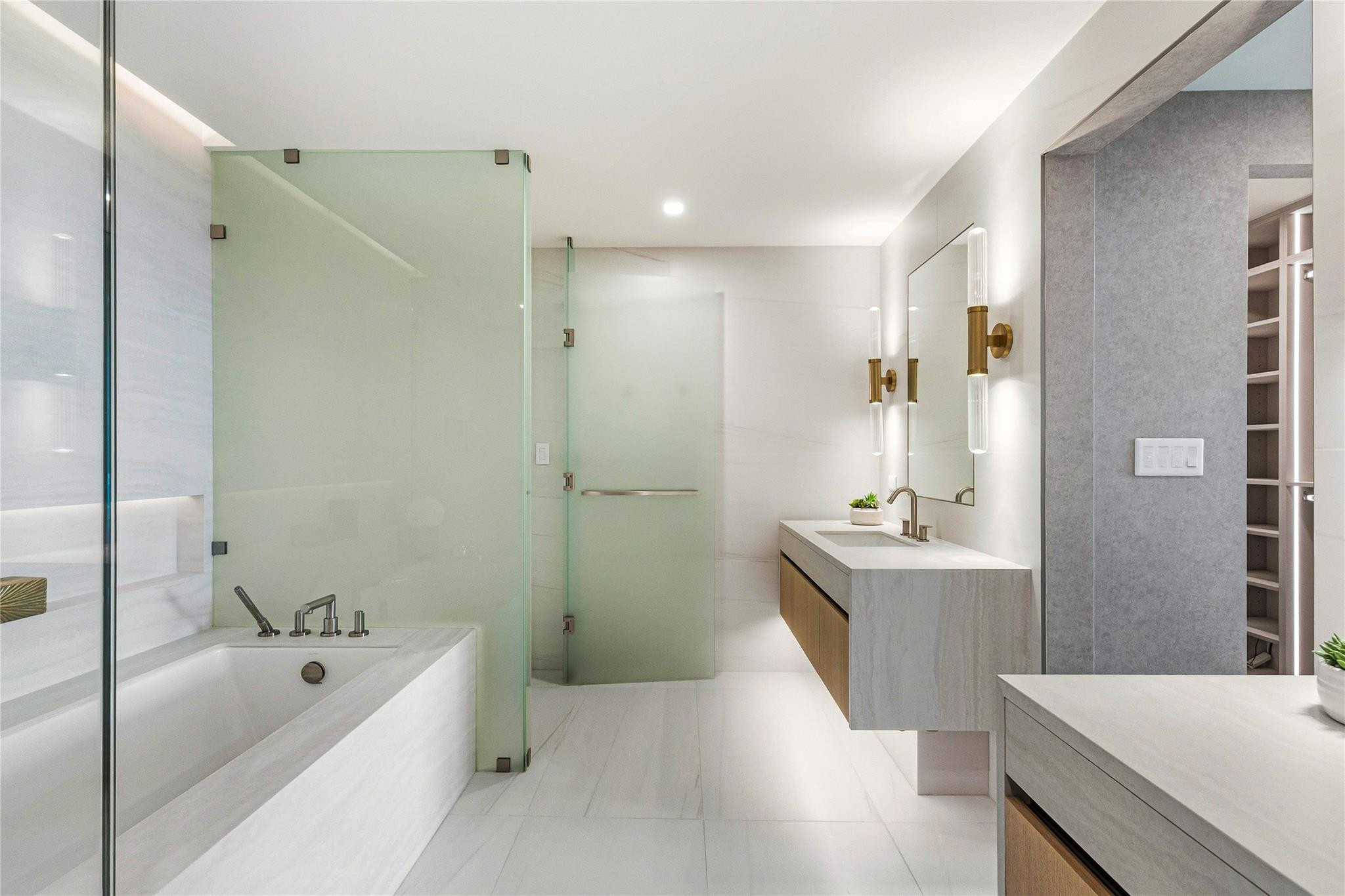 900 N Ocean Boulevard 905