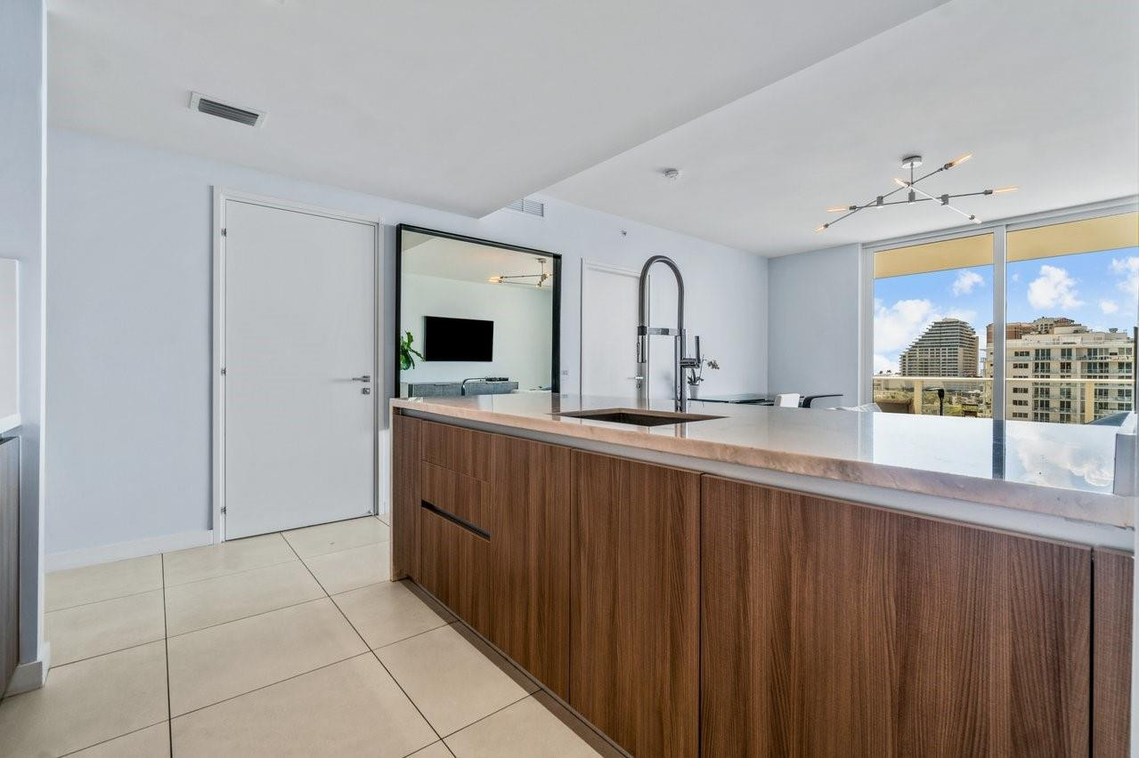 401 N Birch Road 1001