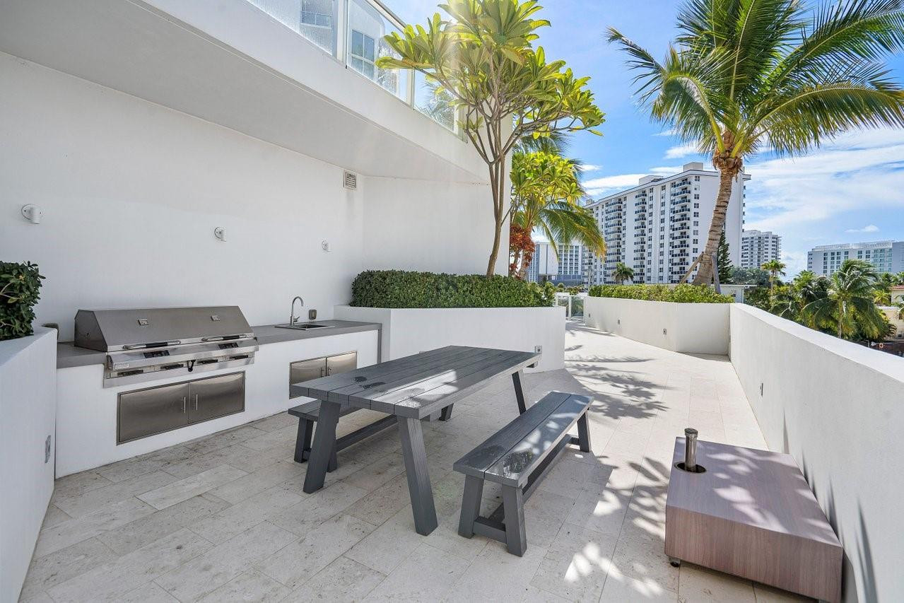 401 N Birch Road 1001