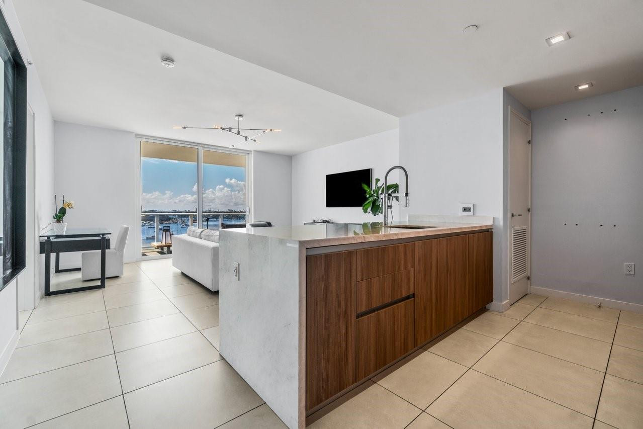 401 N Birch Road 1001