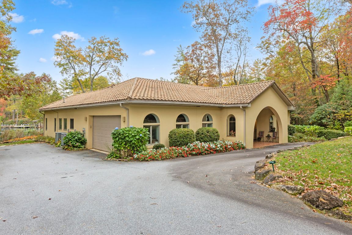 568 W Club Boulevard