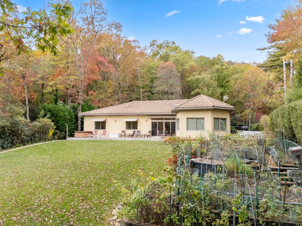 568 W Club Boulevard