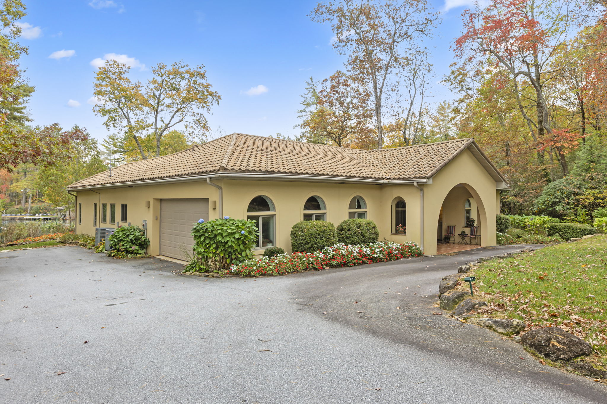 568 W Club Boulevard