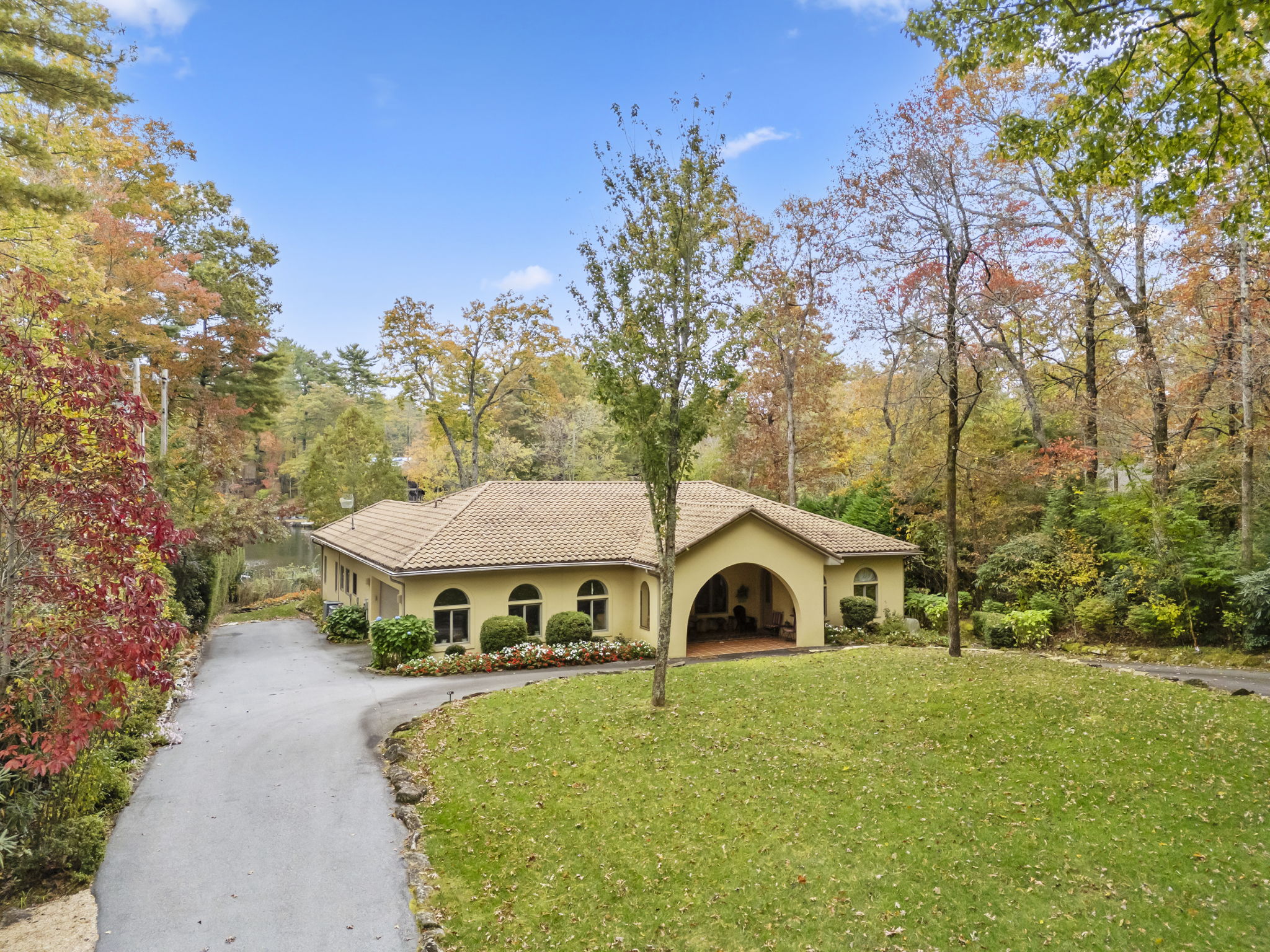 568 W Club Boulevard
