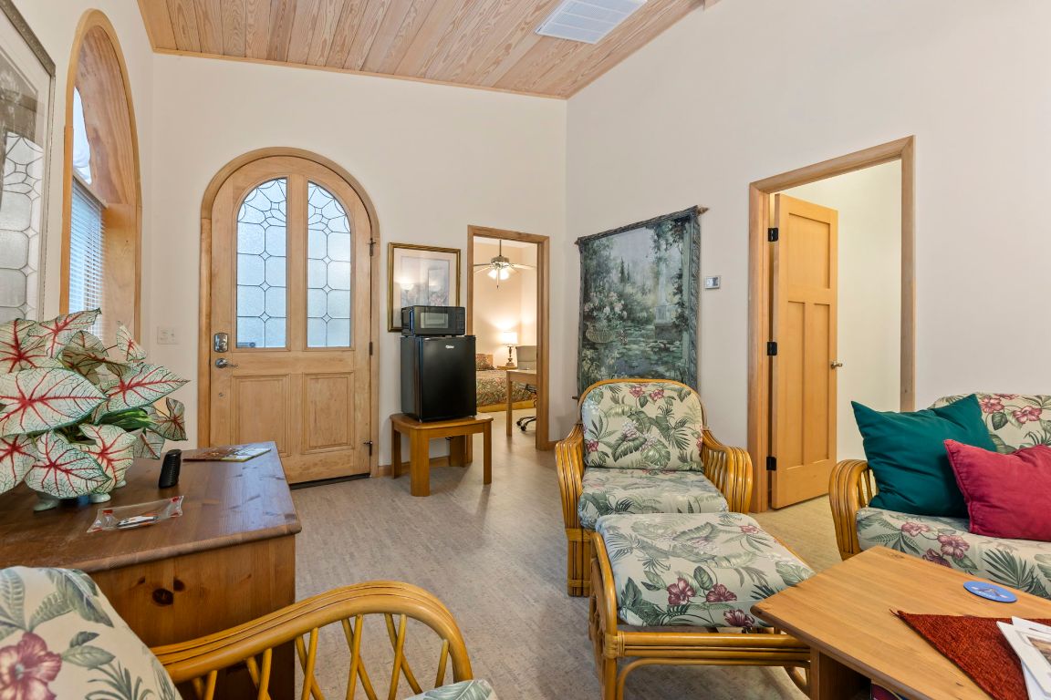 568 W Club Boulevard