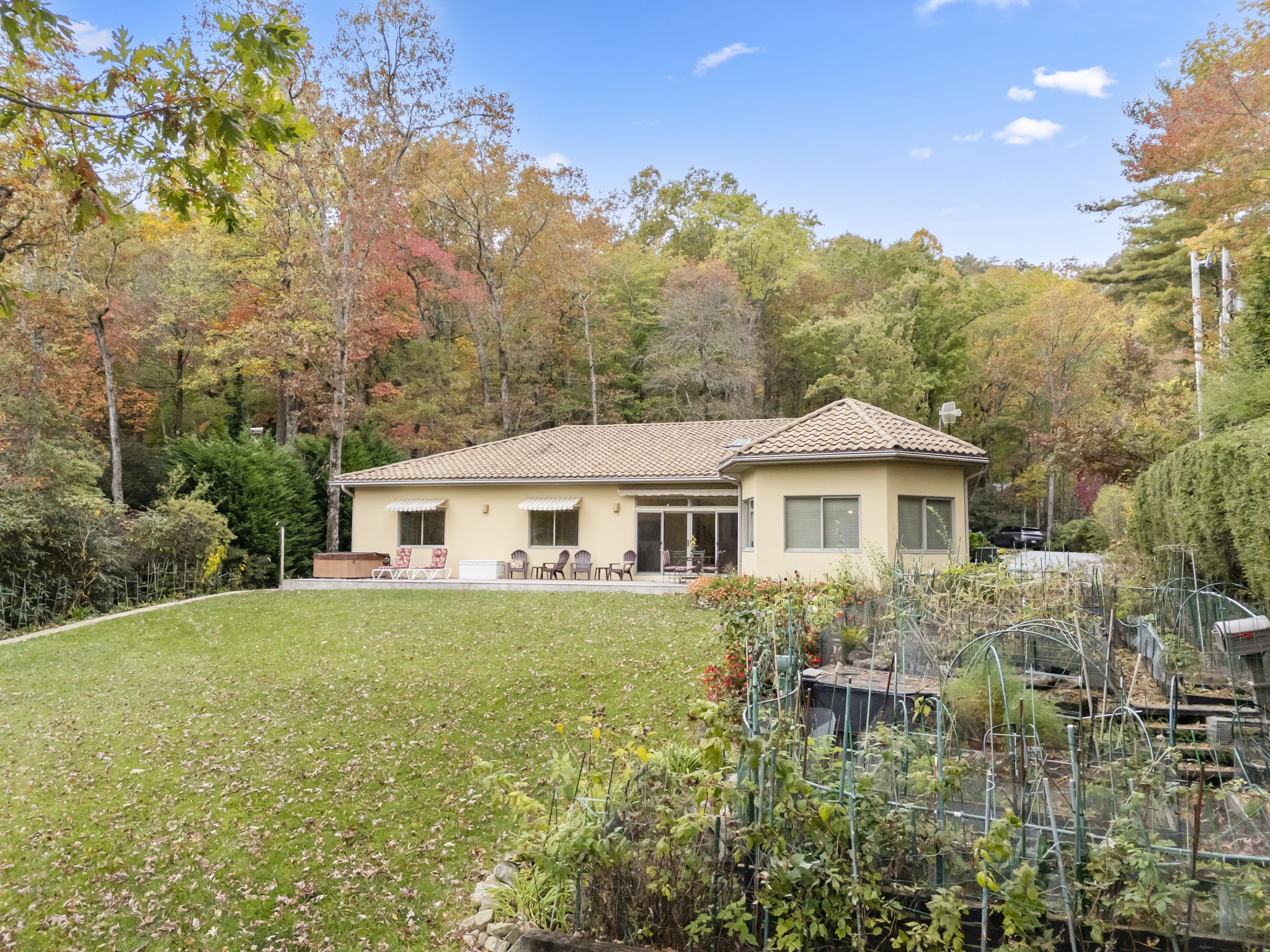 568 W Club Boulevard