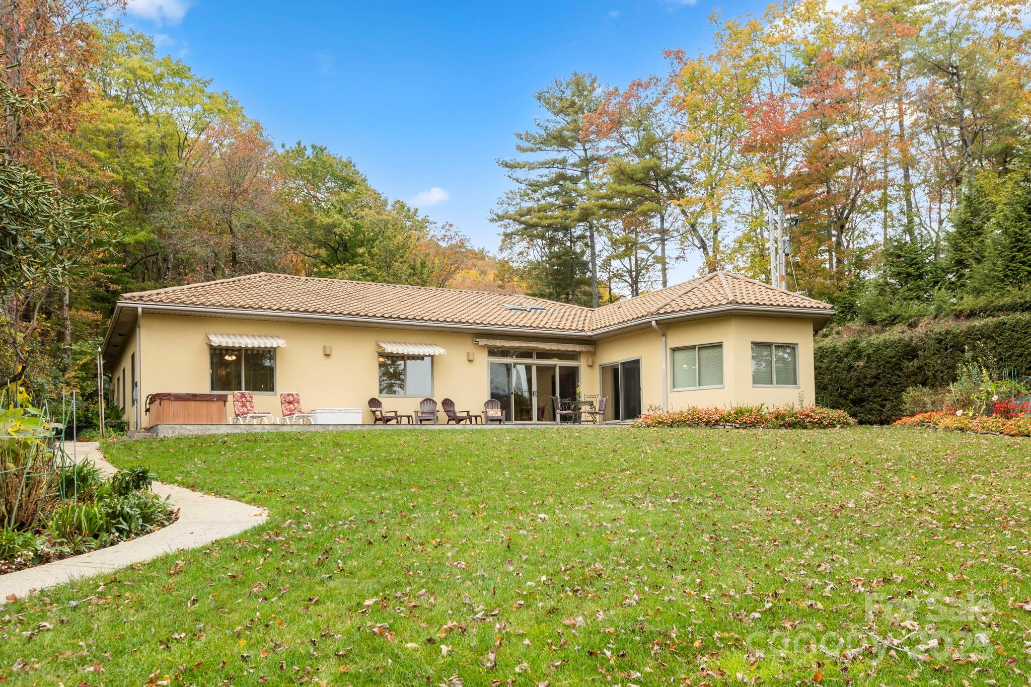 568 W Club Boulevard