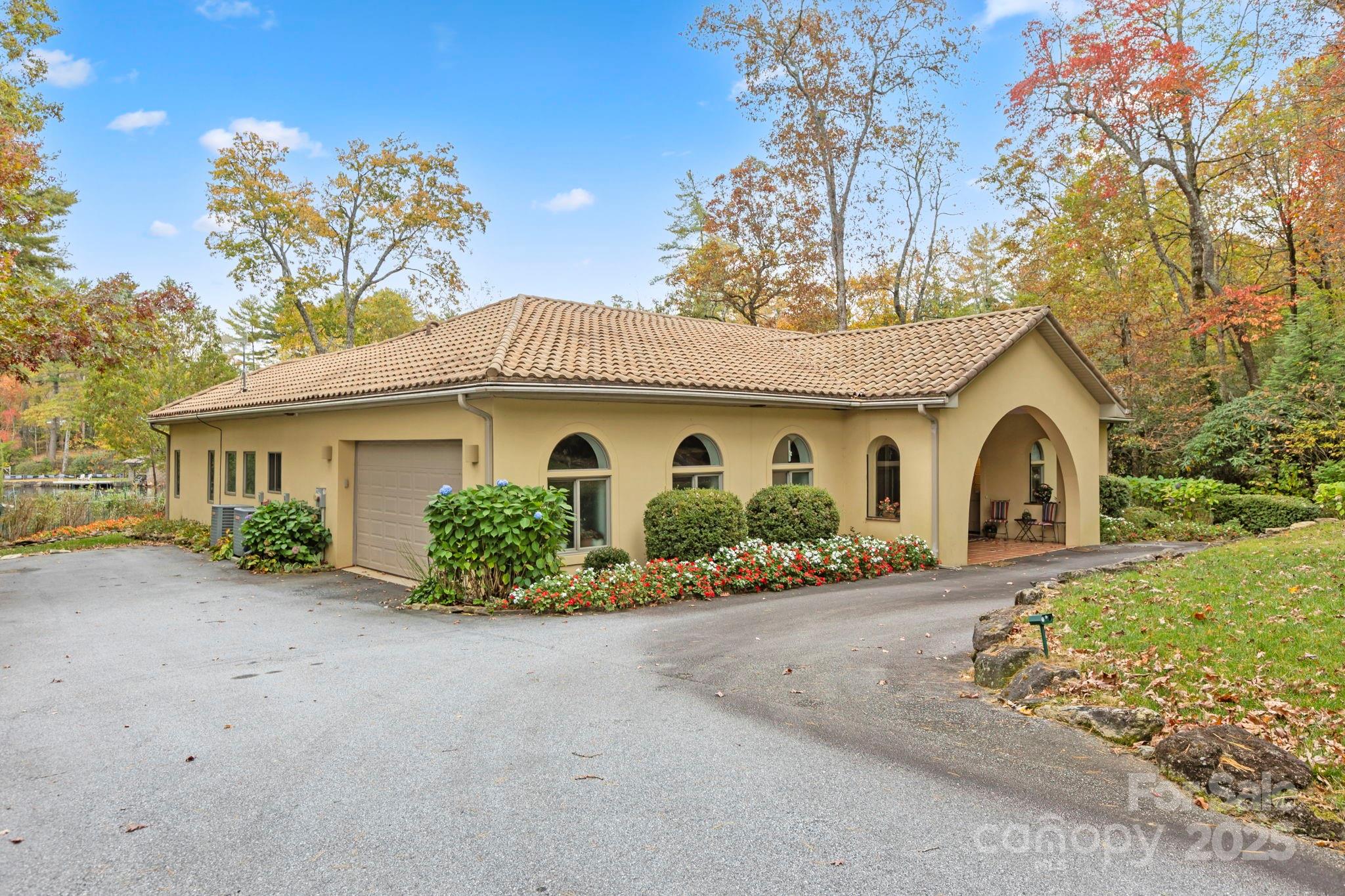568 W Club Boulevard