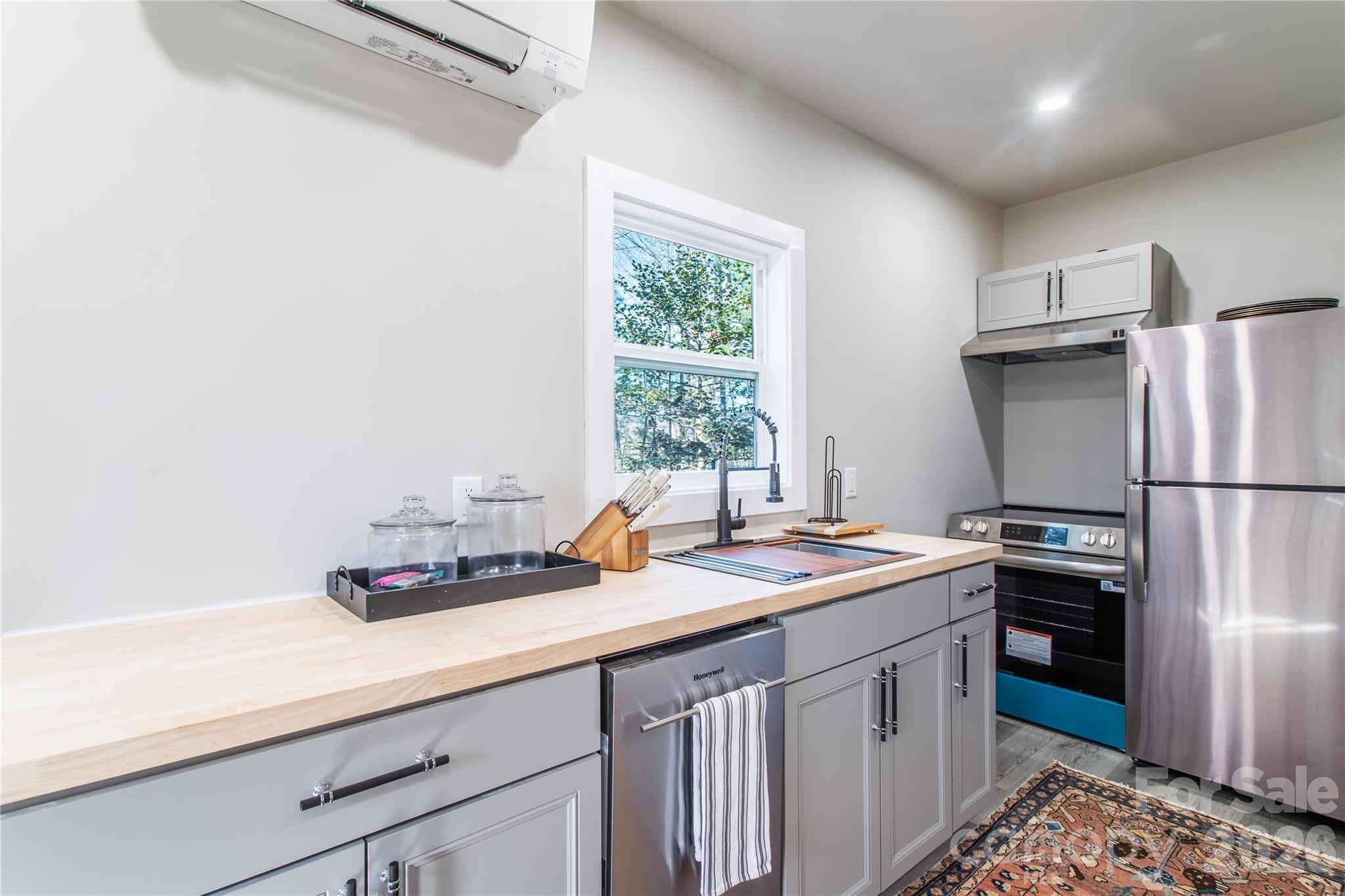 426, 428 Weaver Creek Road