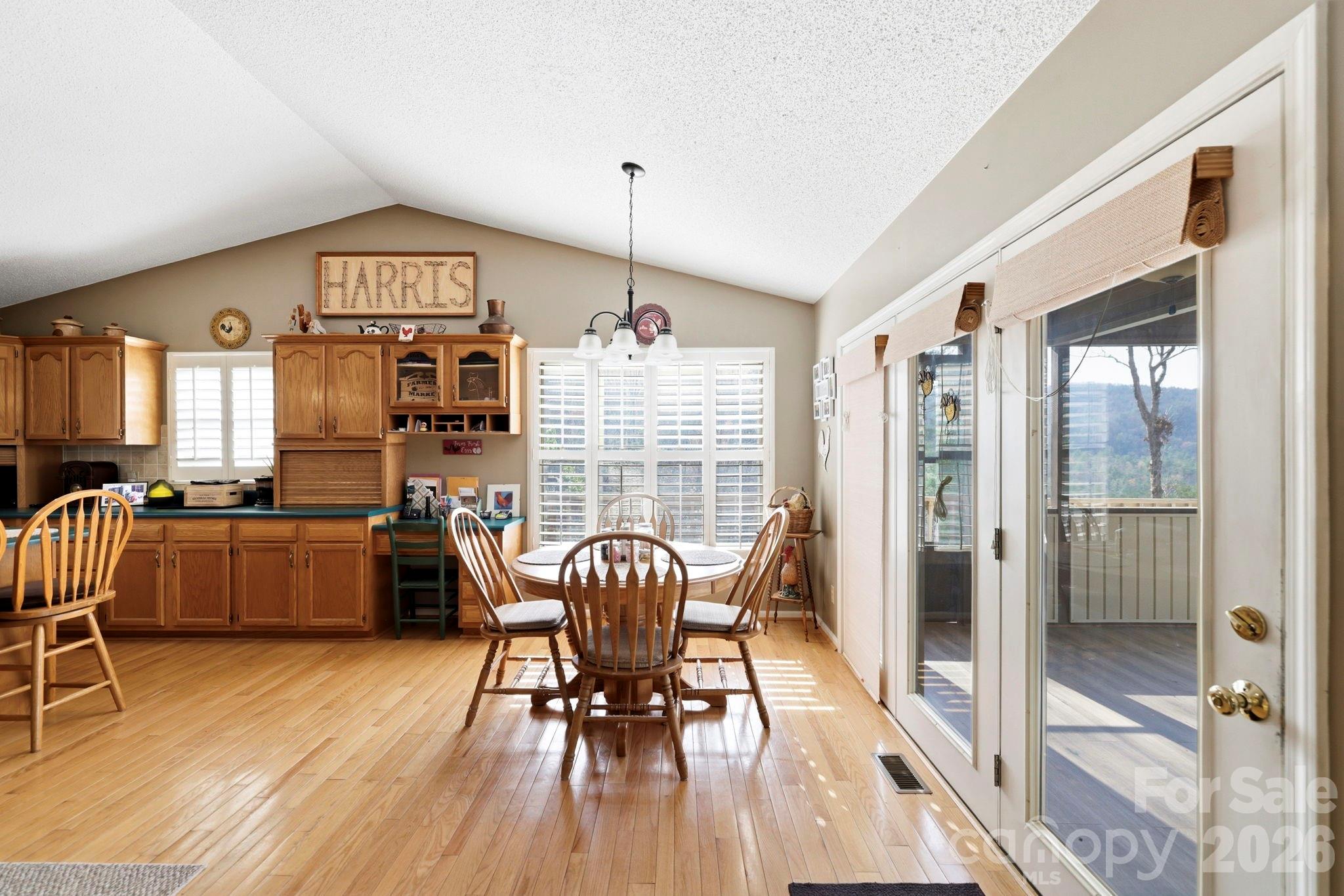 1489 Round Mountain Road