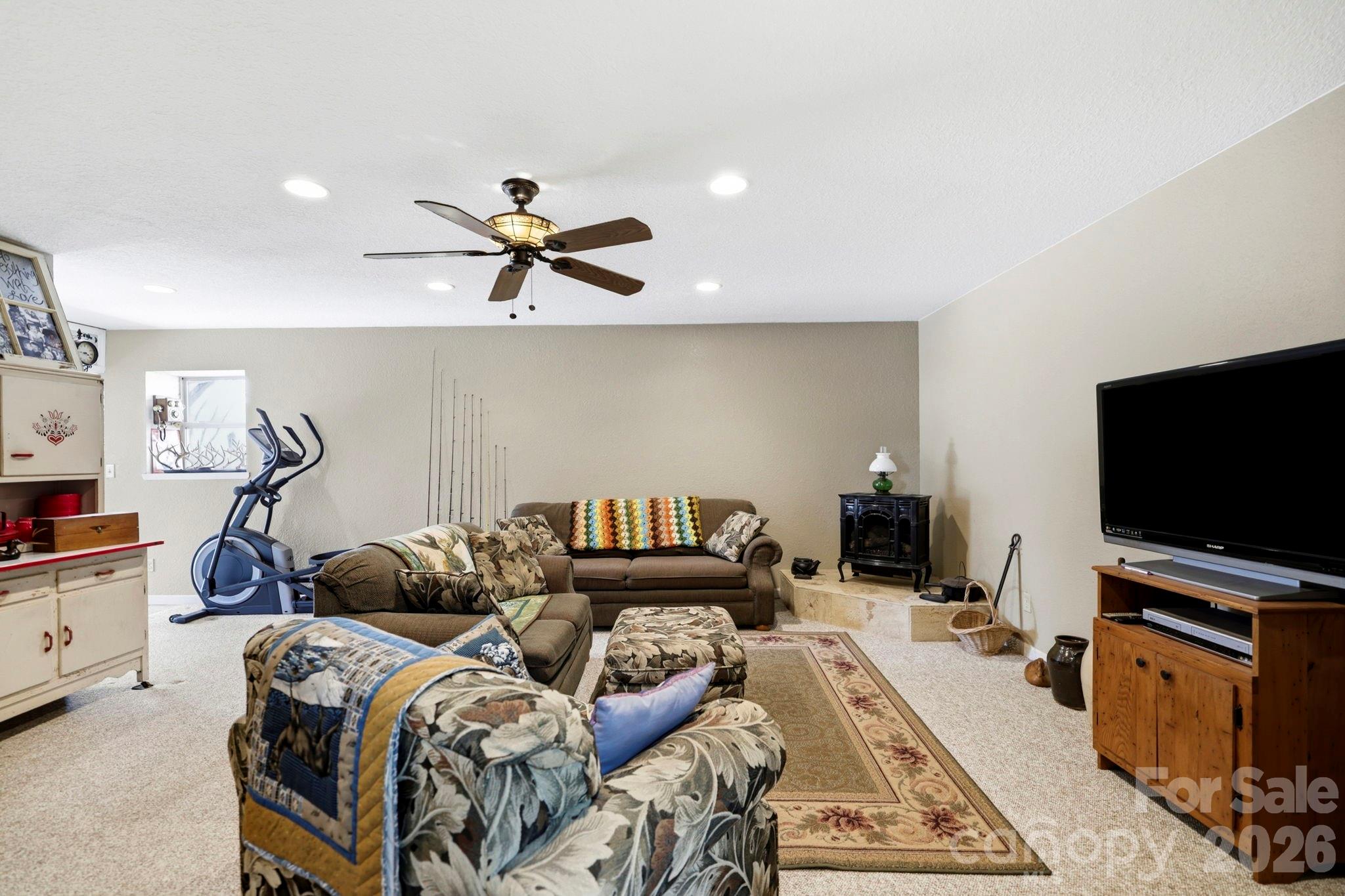 1489 Round Mountain Road