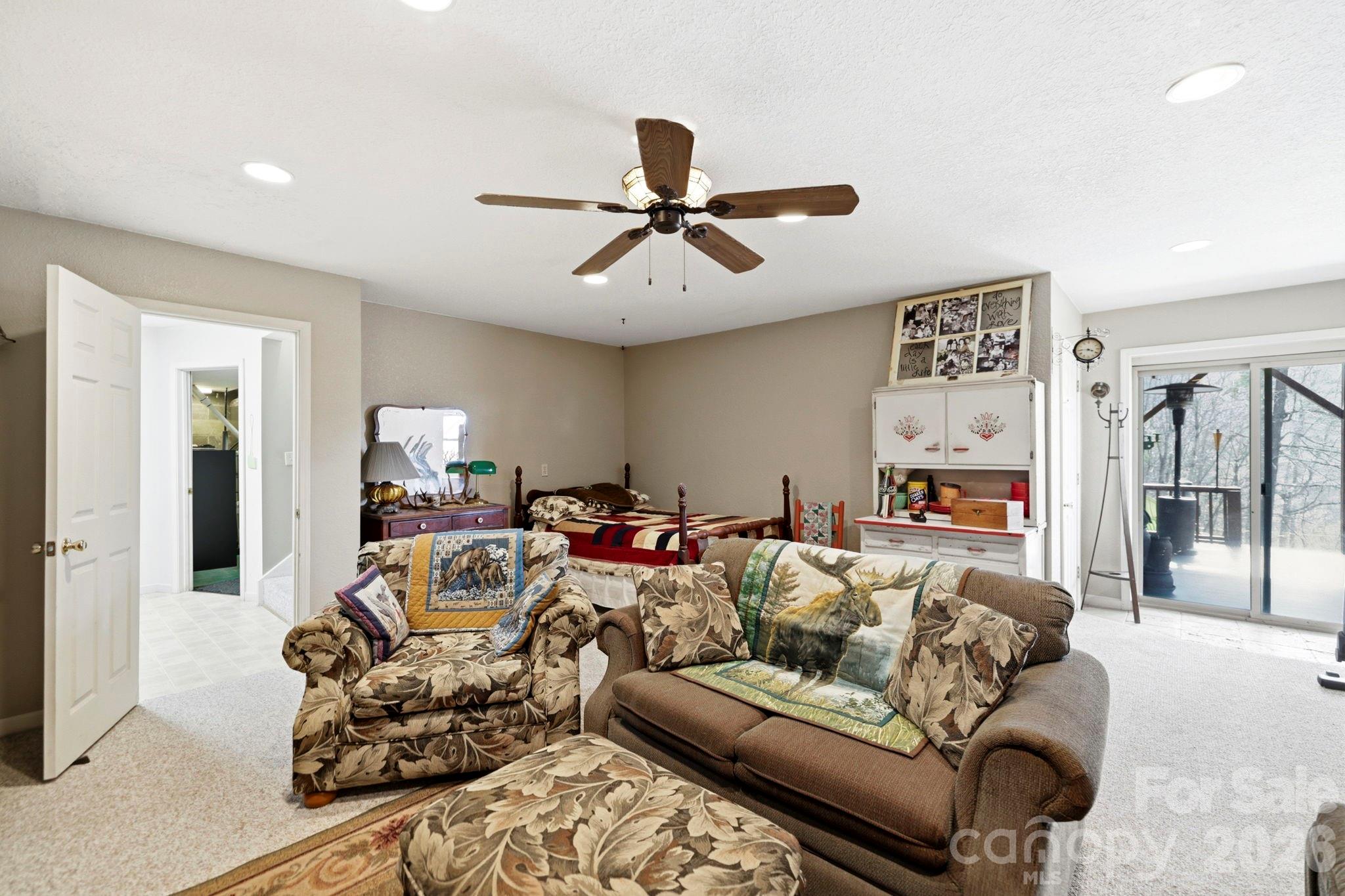 1489 Round Mountain Road