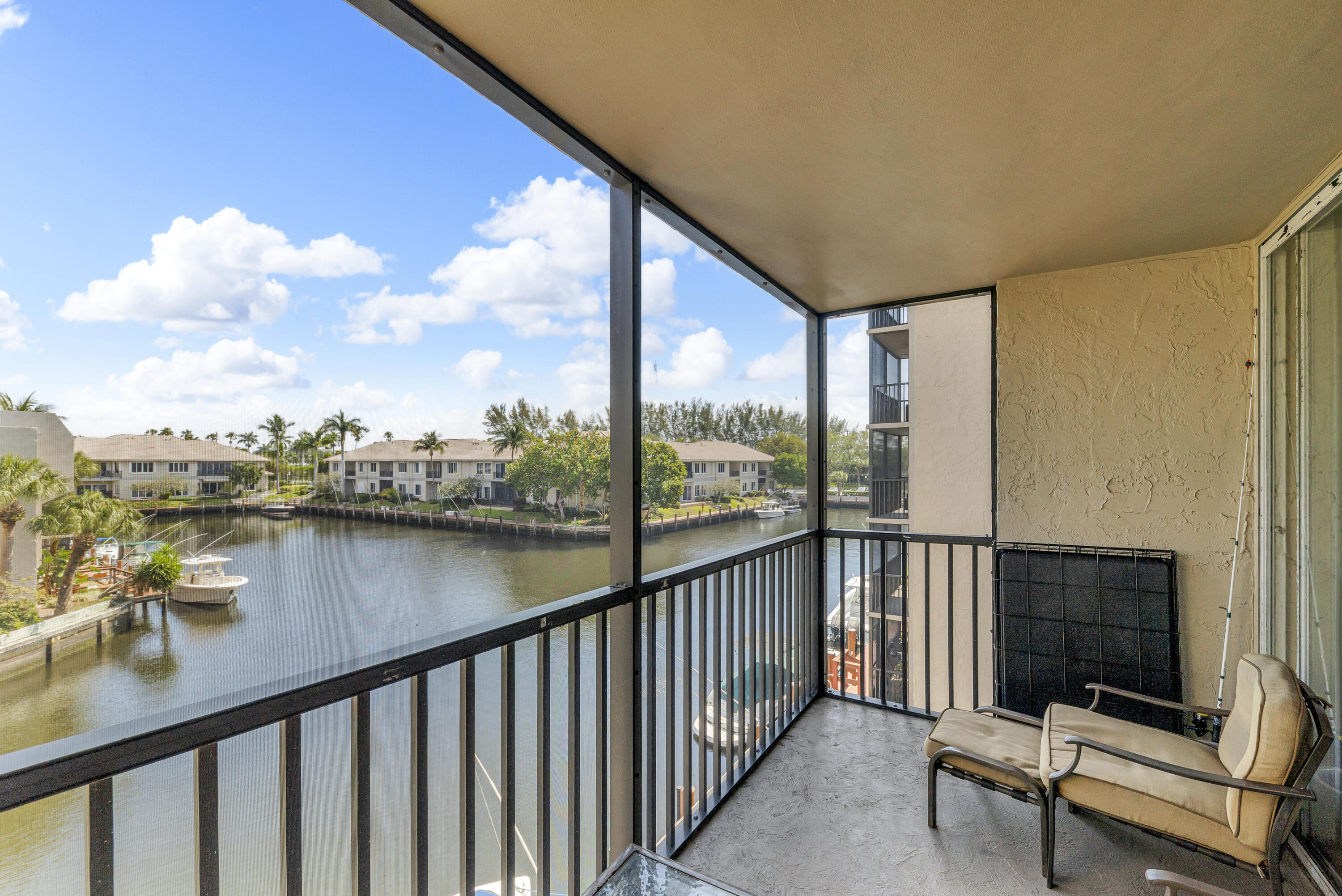 6 ROYAL PALM Way 307