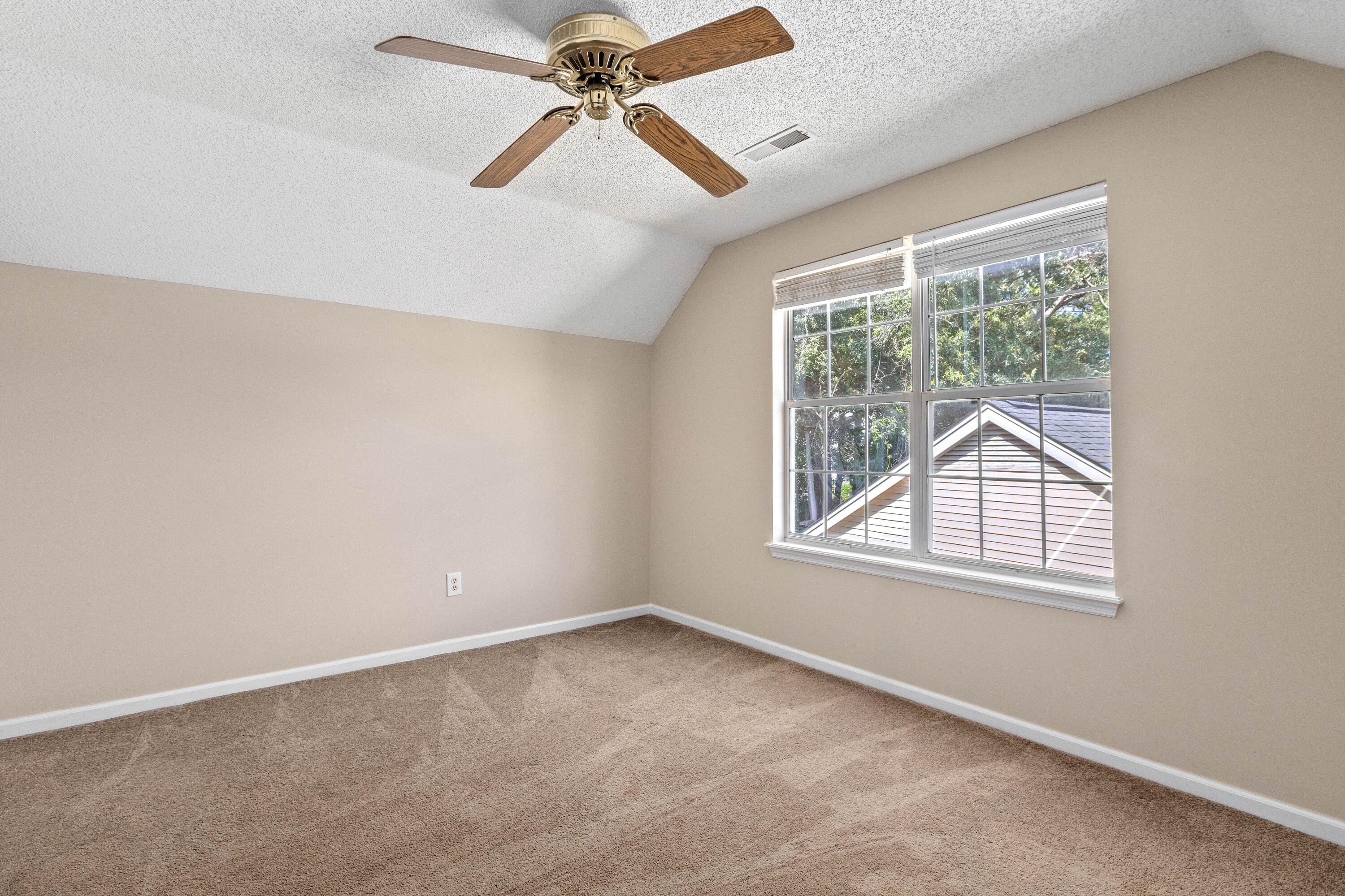 633 Alwyn Boulevard
