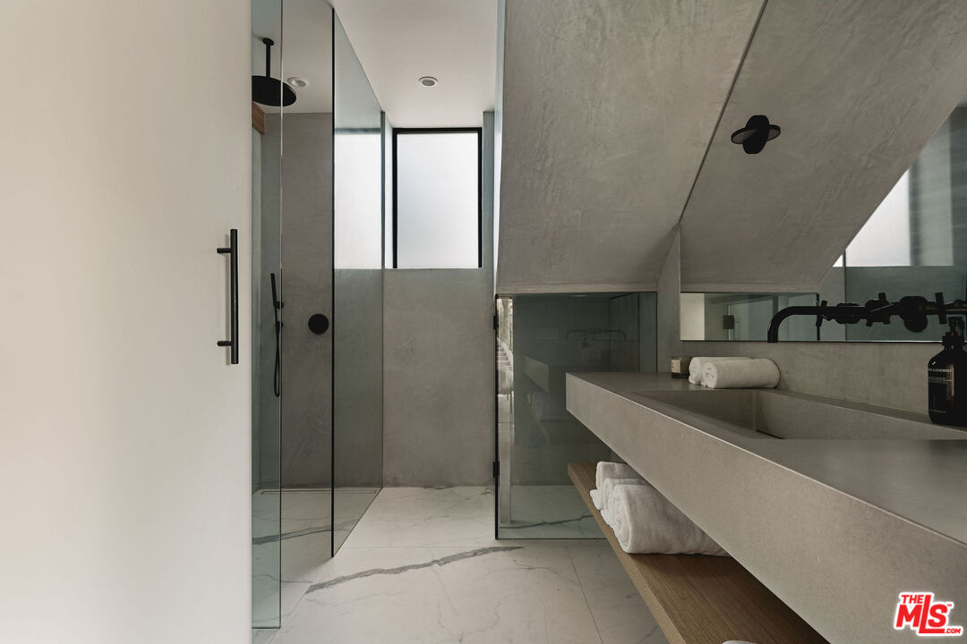 2315 Live Oak Meadows Rd