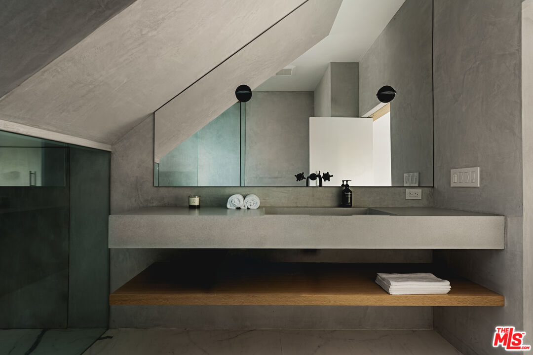 2315 Live Oak Meadows Rd