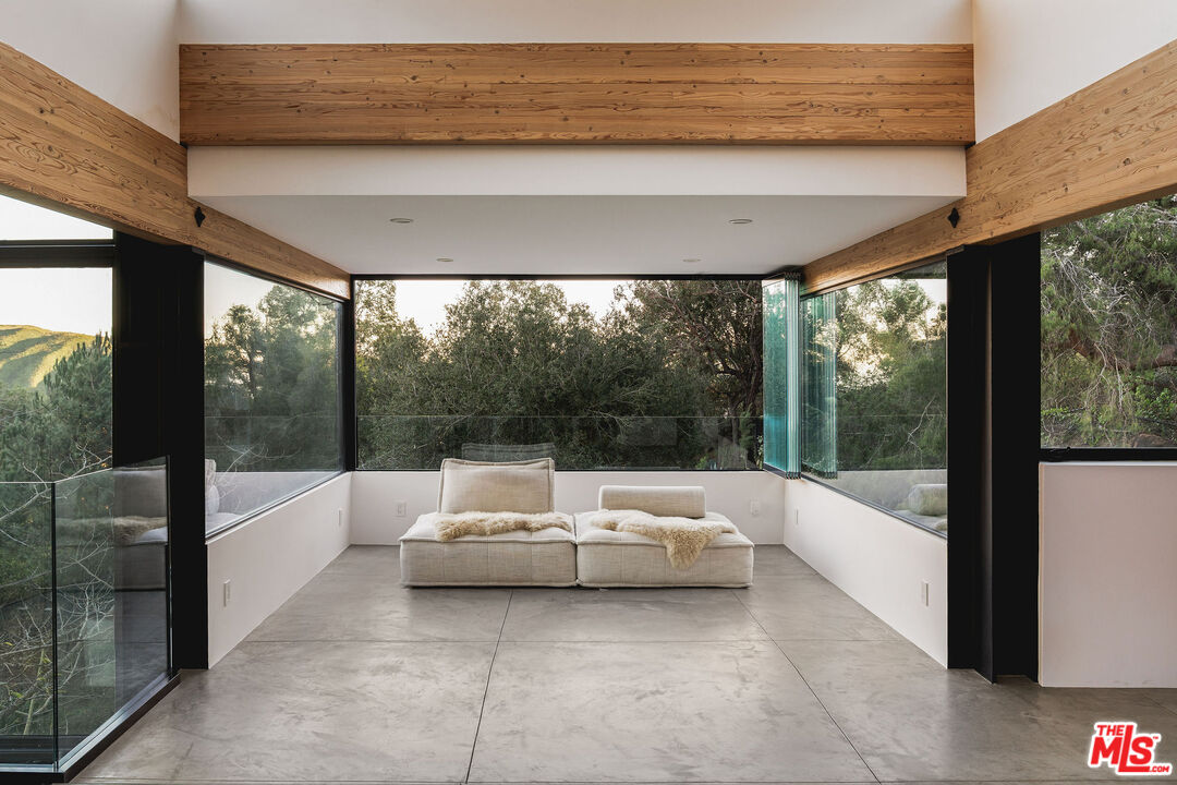 2315 Live Oak Meadows Rd