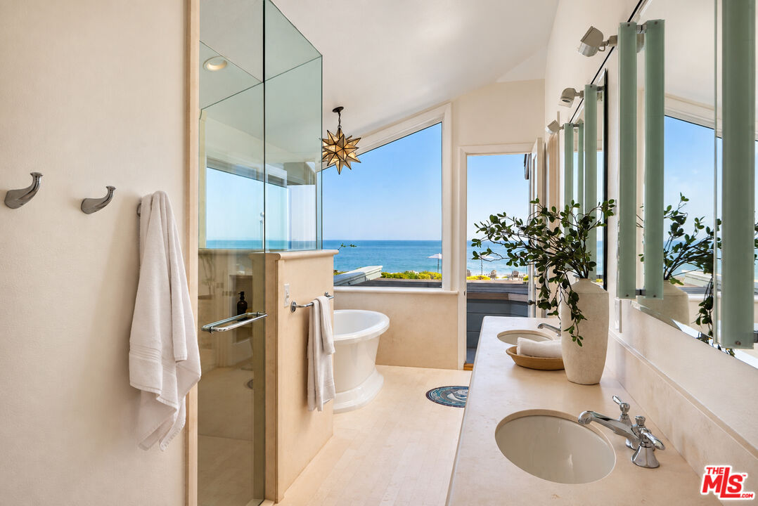 4217 Avenue Del Mar