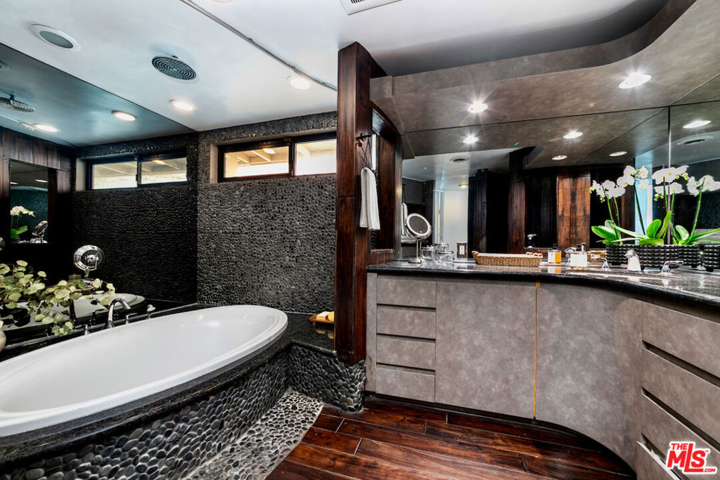 7495 Mulholland Drive