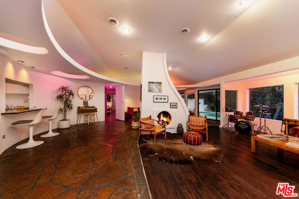 7495 Mulholland Drive