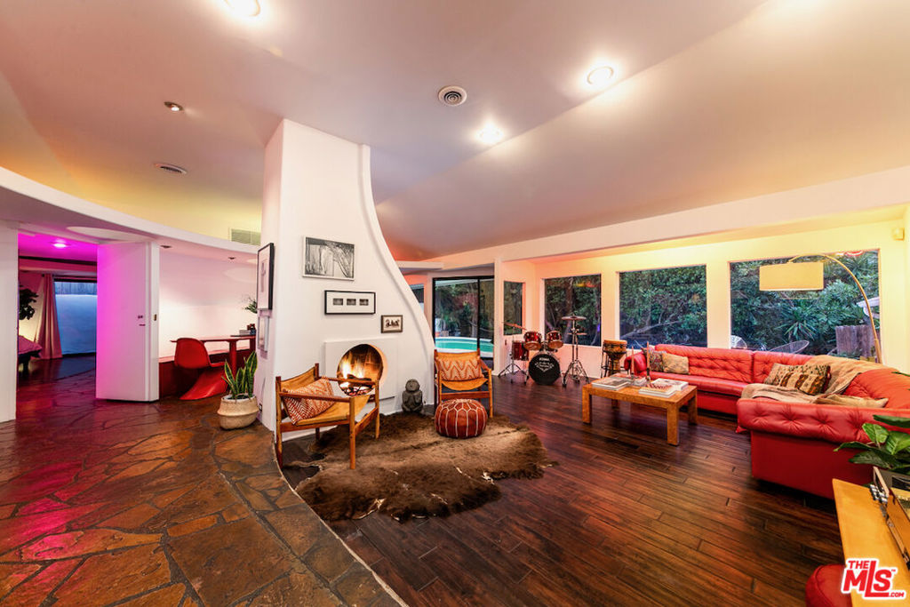 7495 Mulholland Drive