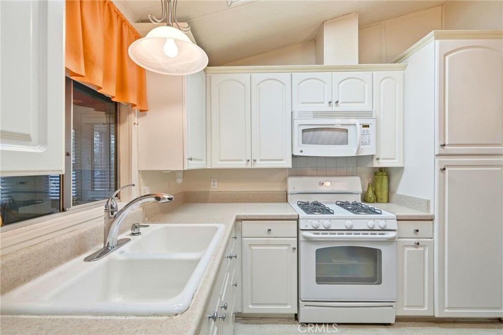 9051 Laurel Canyon Boulevard 7