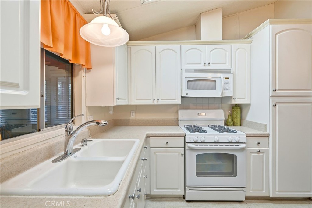 9051 Laurel Canyon Boulevard 7