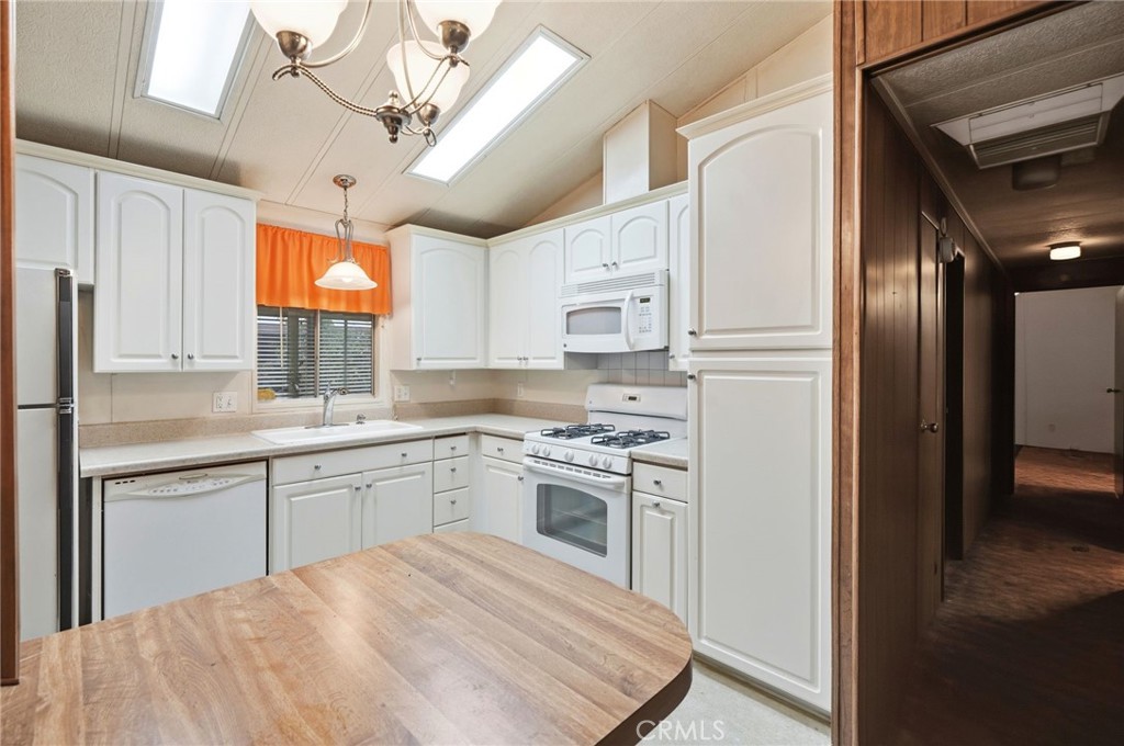 9051 Laurel Canyon Boulevard 7