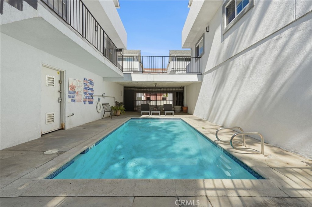 7304 Balboa C