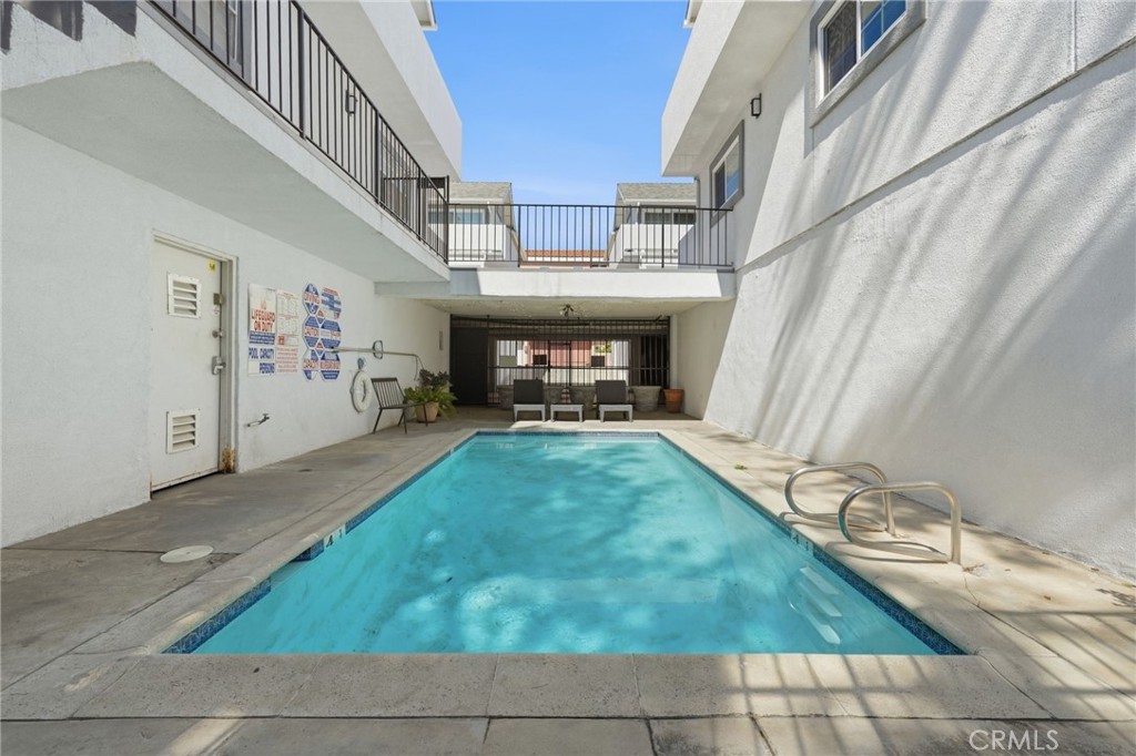 7304 Balboa C