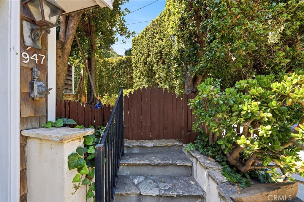 947 N Beverly Glen