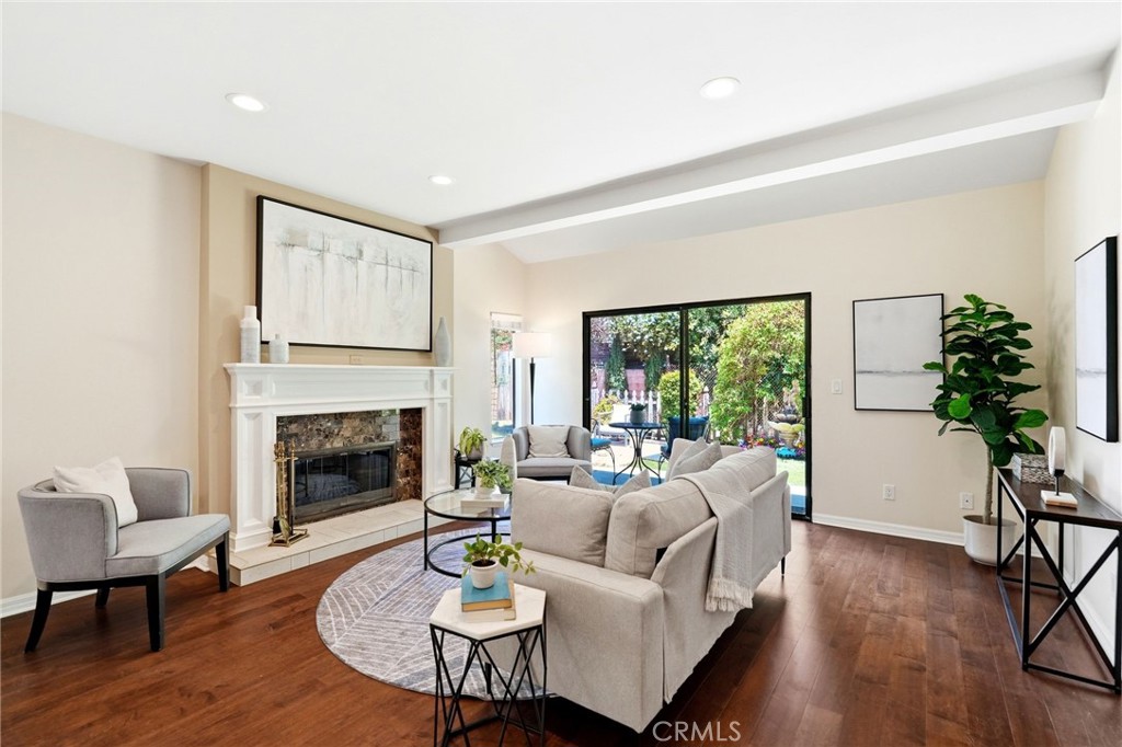 10831 Roycroft 27