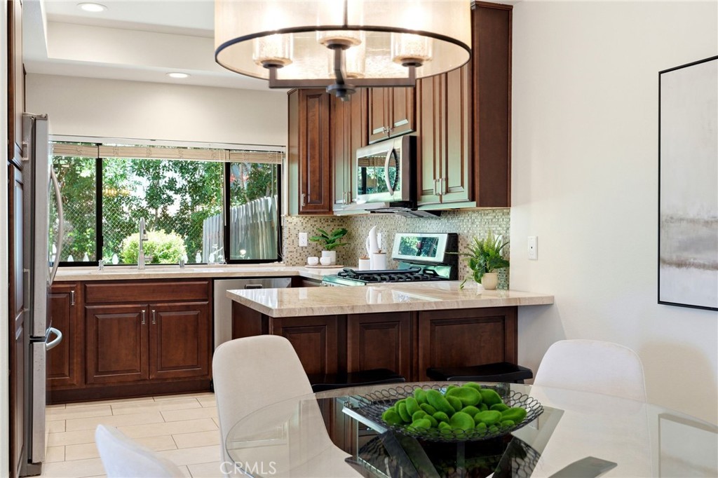 10831 Roycroft 27