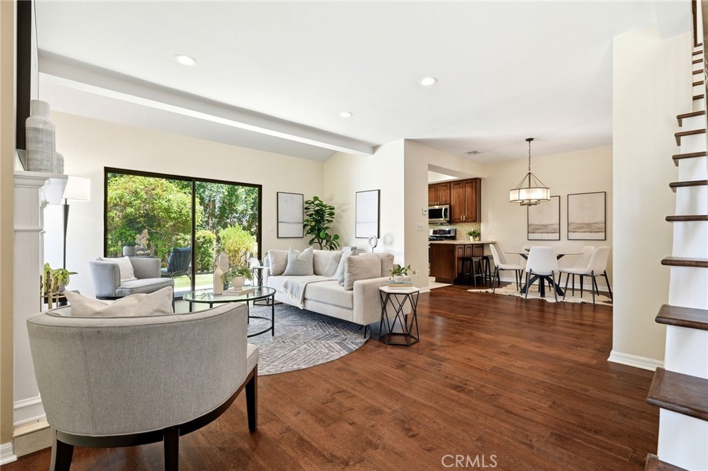 10831 Roycroft 27