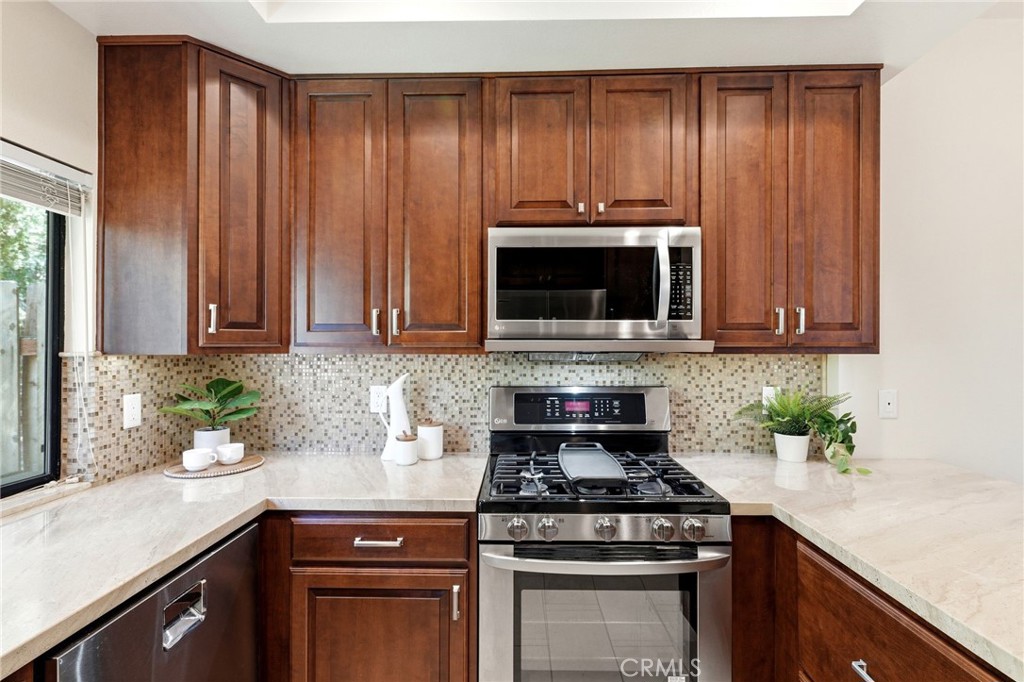 10831 Roycroft 27