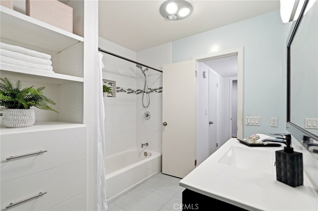 5870 Green Valley