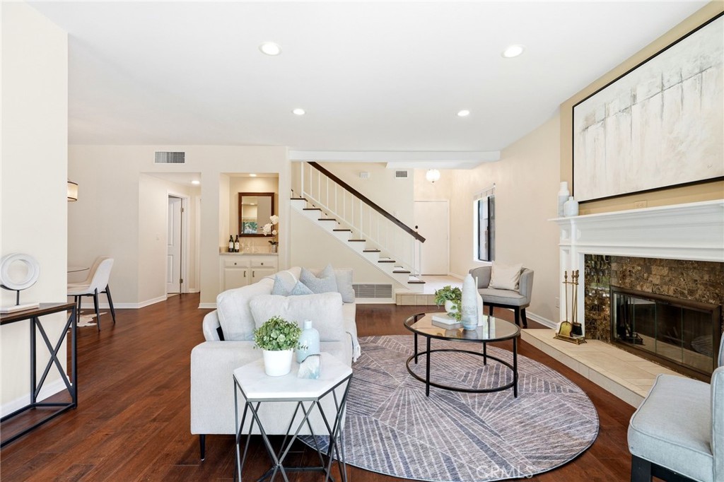 10831 Roycroft 27