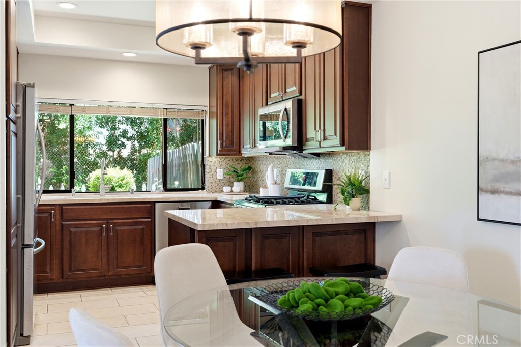 10831 Roycroft 27