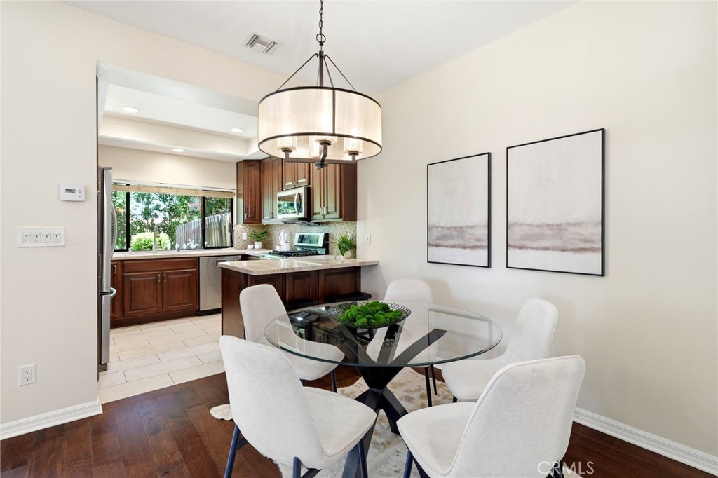 10831 Roycroft 27
