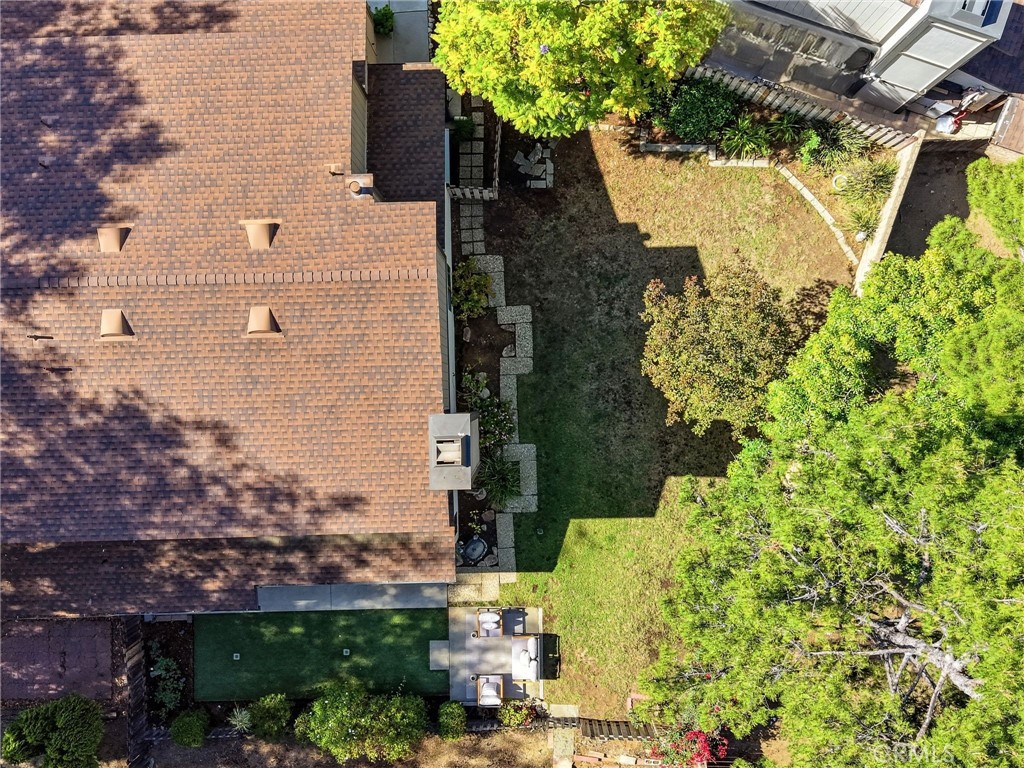 10831 Roycroft 27