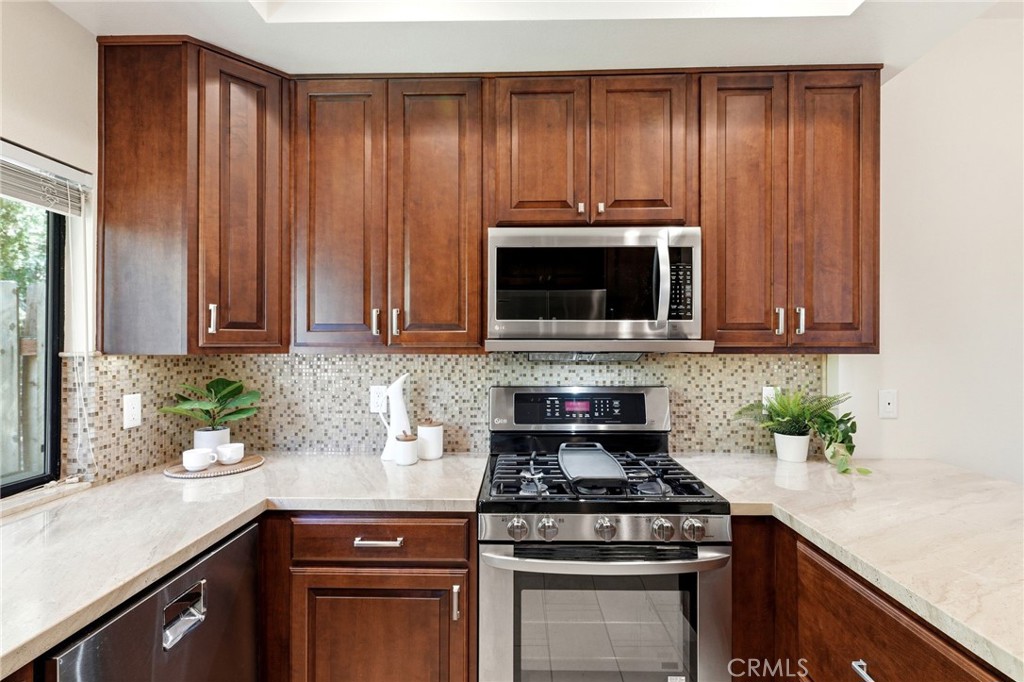 10831 Roycroft 27