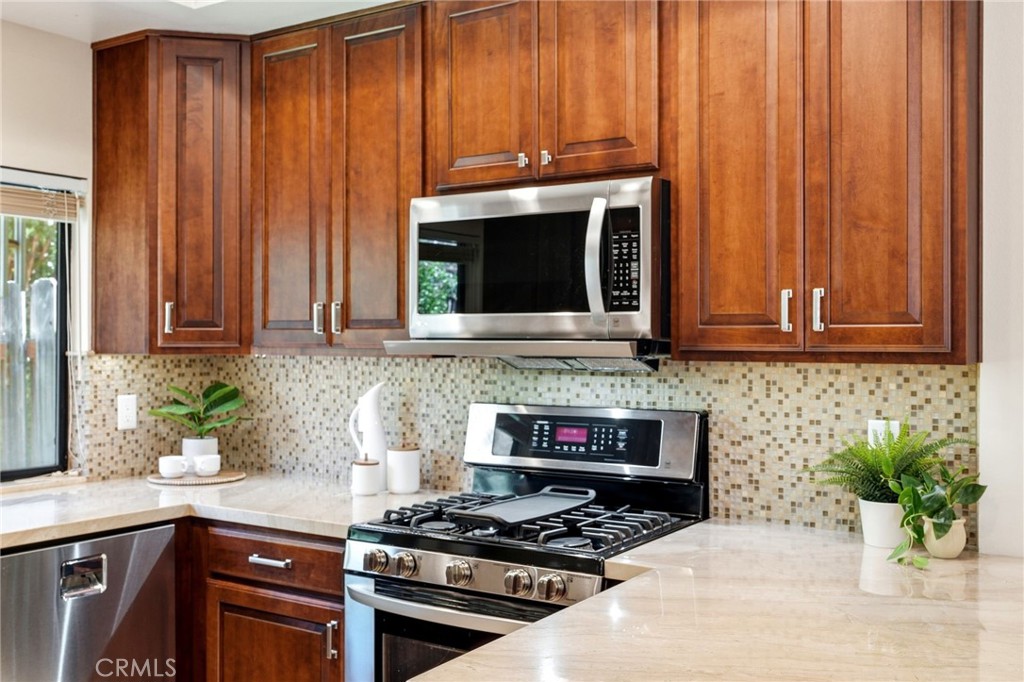 10831 Roycroft 27