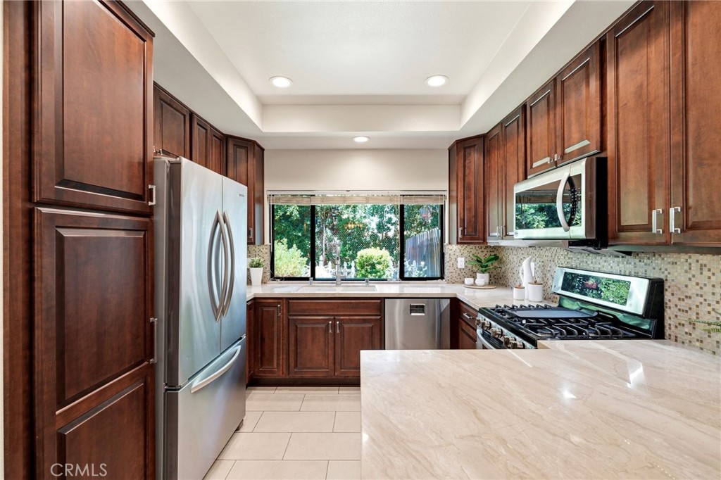 10831 Roycroft 27