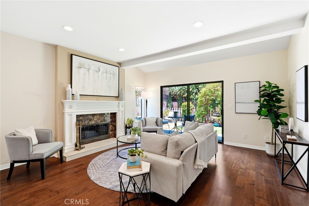10831 Roycroft 27
