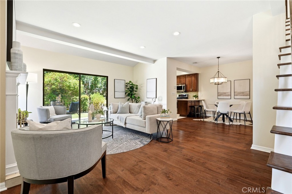 10831 Roycroft 27
