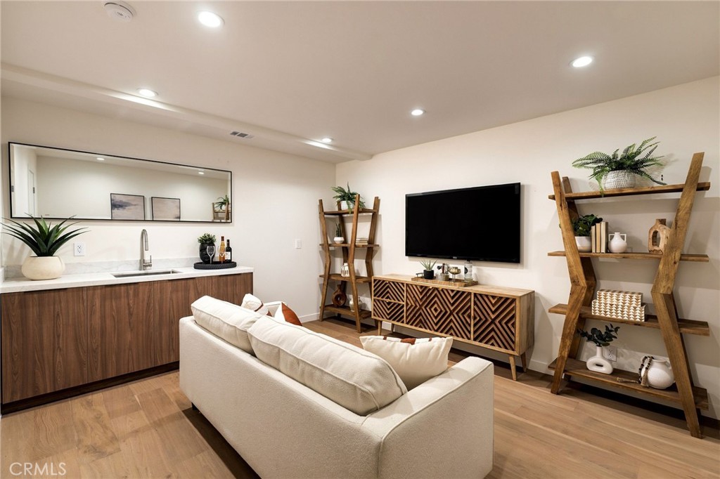 6334 Bryn Mawr