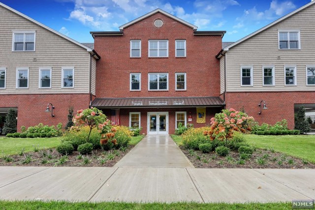 15-27 Royal Avenue 204